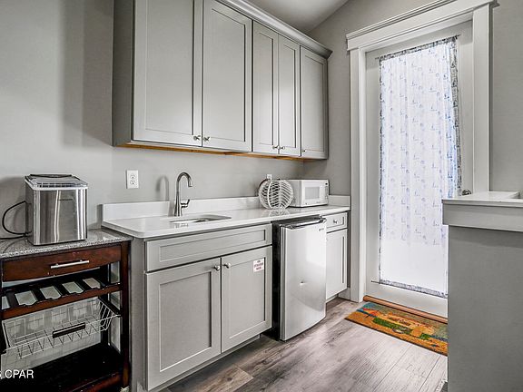 5th image of 5113 Beach Dr #B