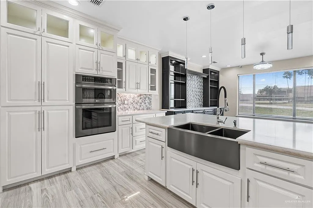 3 bed, 2.5 bath, 2335 sqft, $2,350 — Photo 4