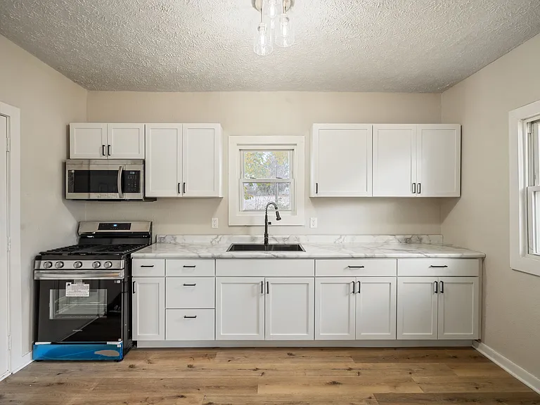 1012 E Taylor St — Photo 5