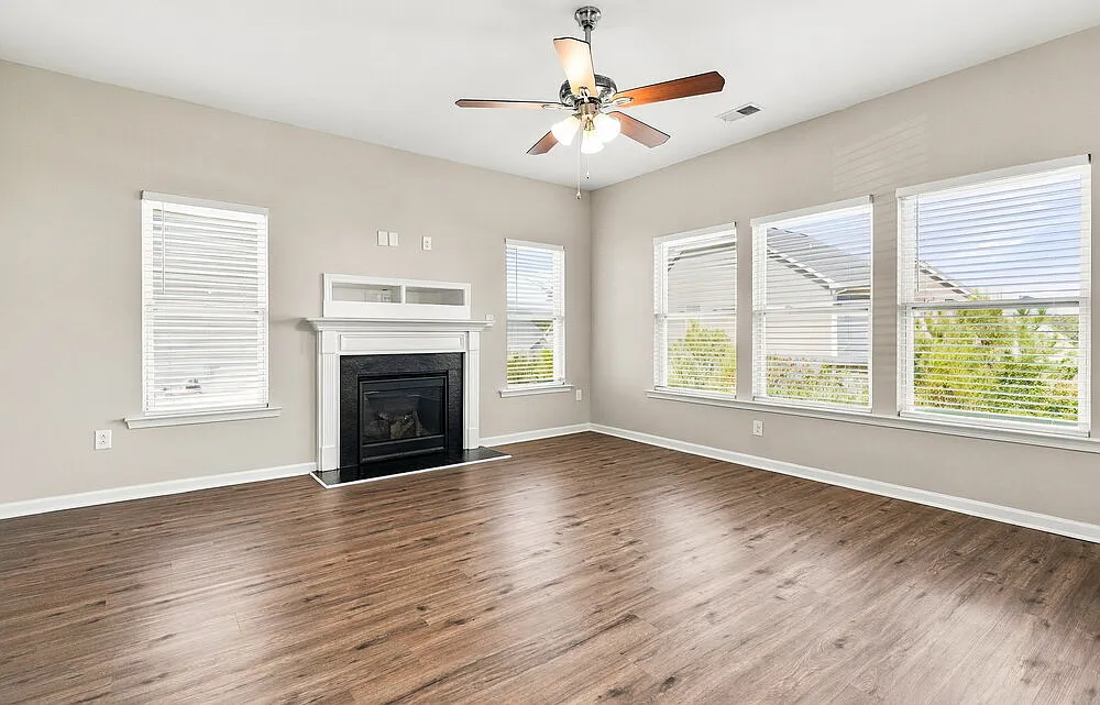 4 bed, 2.5 bath, 1838 sqft, $2,160 — Photo 4