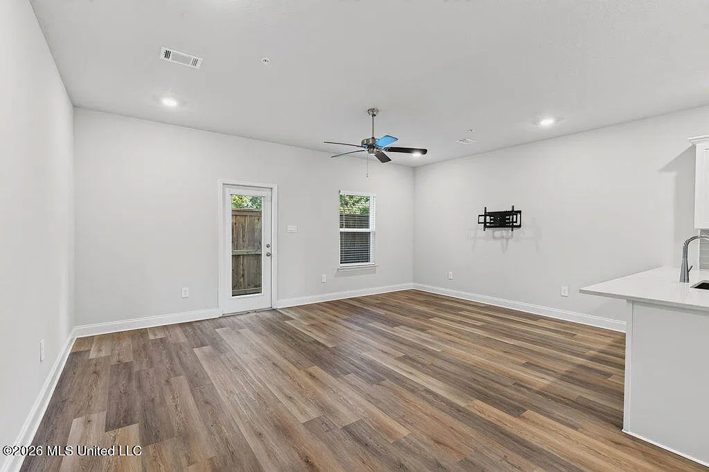 3 bed, 2.5 bath, 1521 sqft, $2,000 — Photo 2