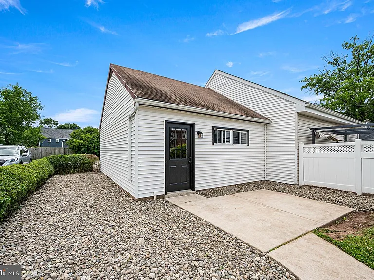 1024 W Bridge St — Photo 30