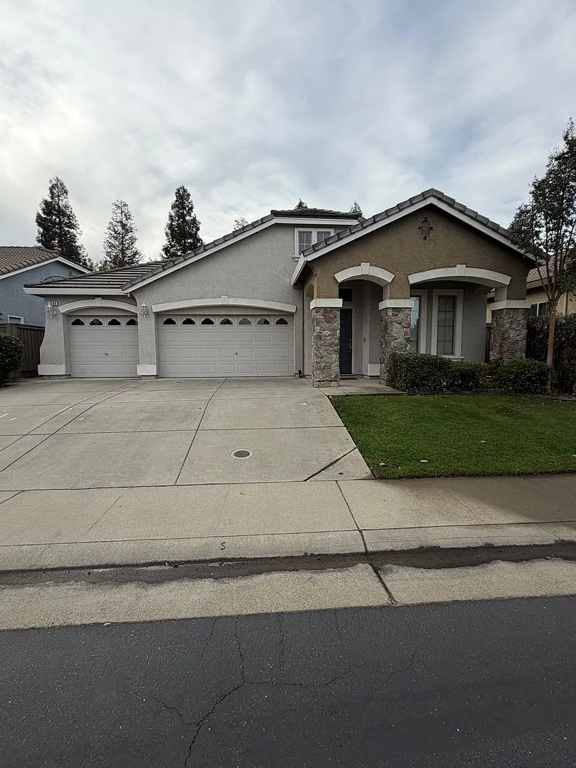 Beautiful Home In Gated Community In Roseville!! — Photo 1