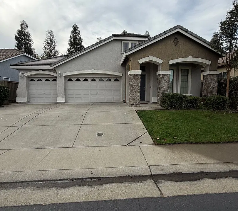 1596 Quails Nest St