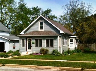 8 Spruce St, Three Oaks, MI 49128