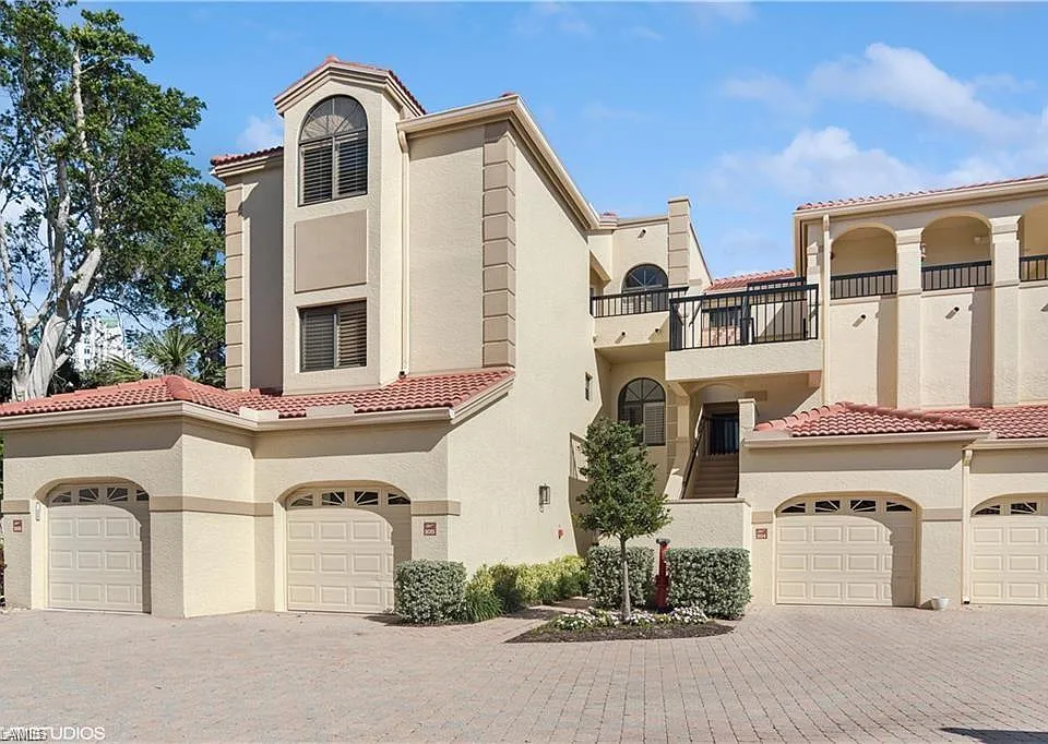 7048 Pelican Bay Blvd #C-105