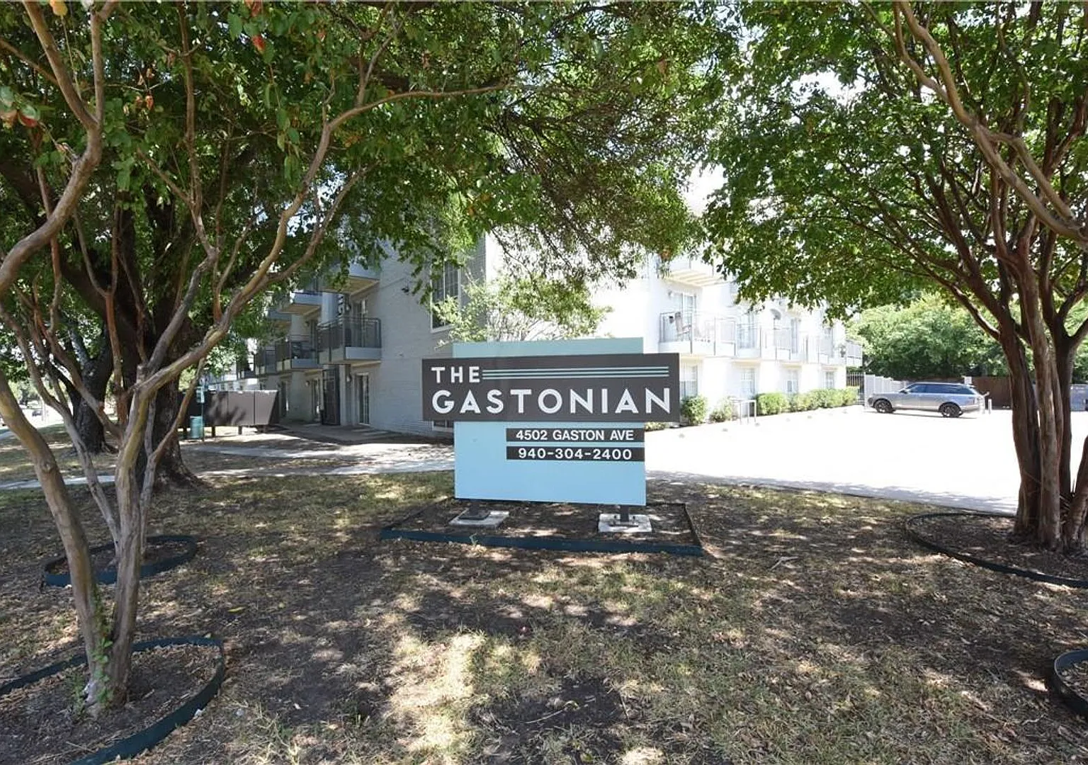 Charming 2nd floor condo located in gated community with a pool! — Photo 1