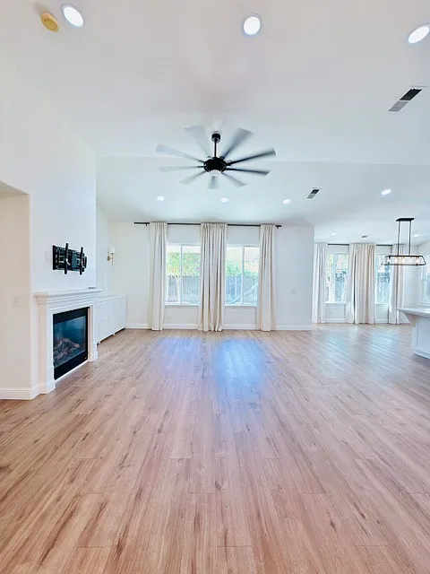 4 bed, 1980 sqft, $2,795 — Photo 3