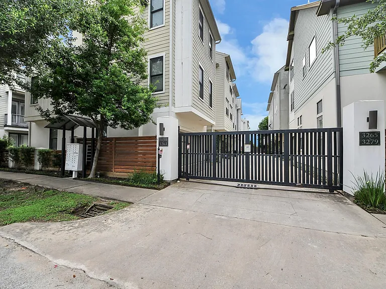 3229 Maxroy St — Photo 42