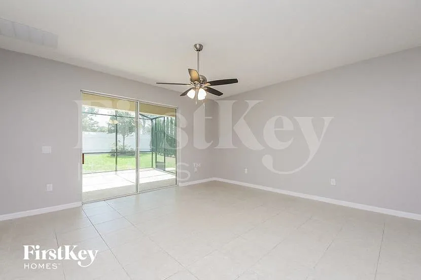 3 bed, 2.0 bath, 1976 sqft, $2,145 — Photo 3