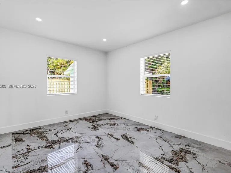809 SW 17th St — Photo 18