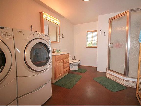 1st Flr Guest Bath & laundry