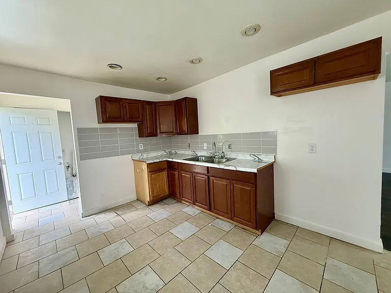 3149 N Gladstone Ave — Photo 6