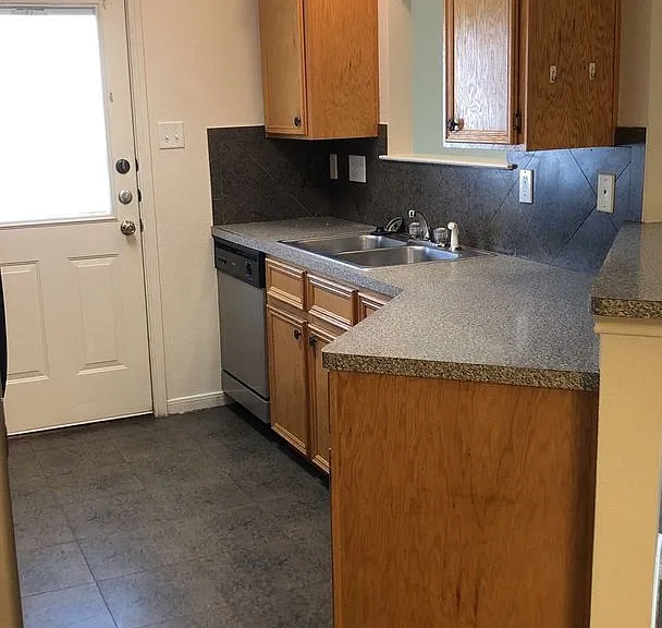1409 Nicholas Cir #B — Photo 3
