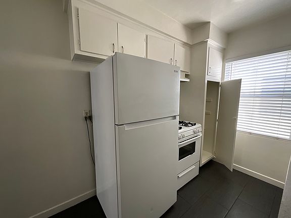 Refrigerator stove pantry refrigerator is newer, but will not be repaired