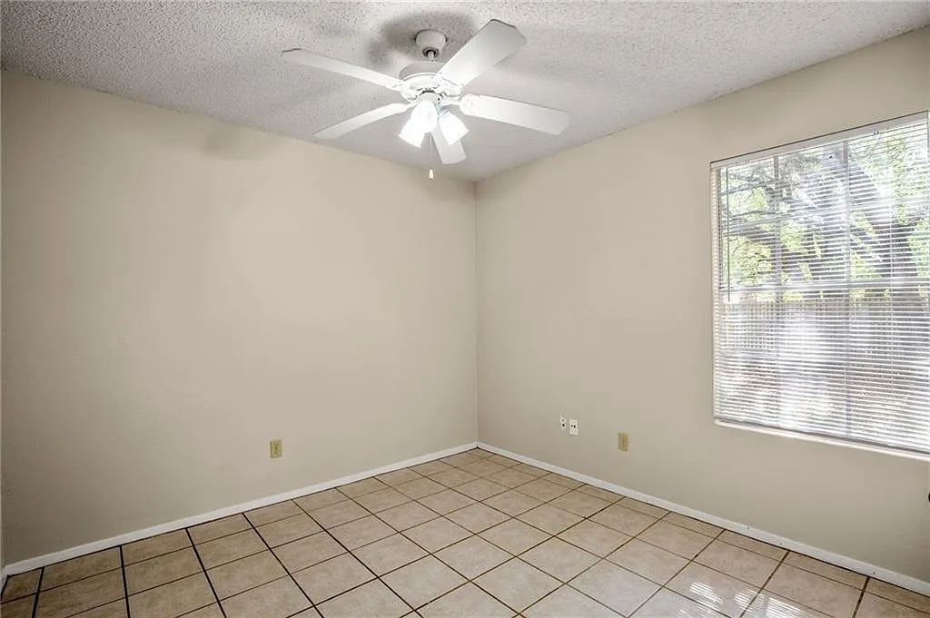 3 bed, 1900 sqft, $1,595 — Photo 2
