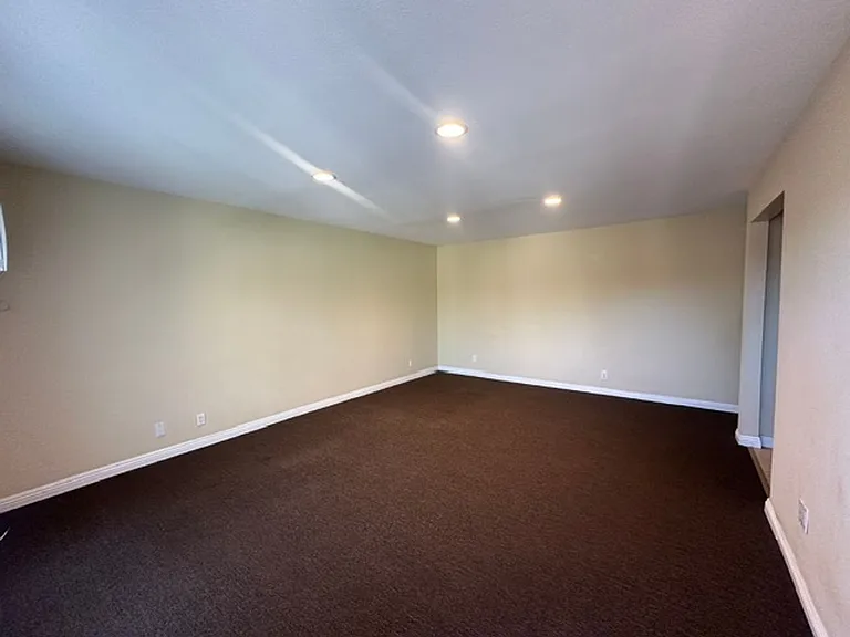 210-212 N McPherrin Ave — Photo 2