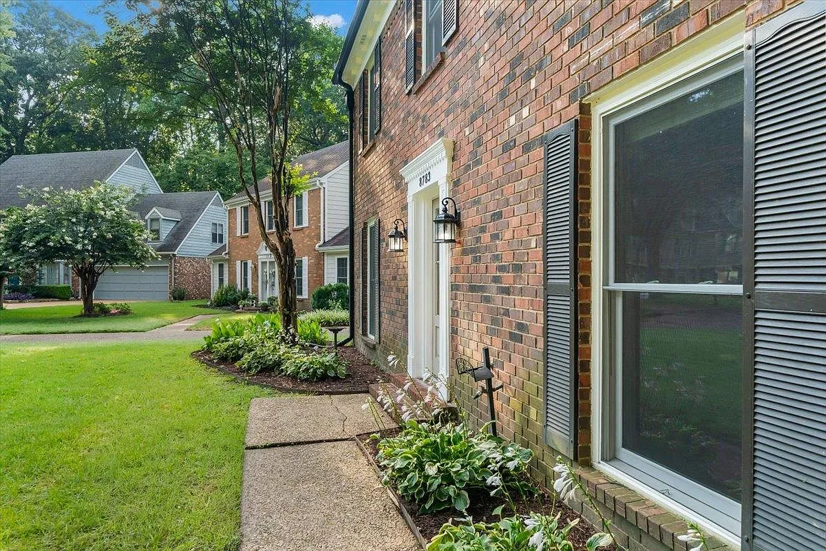 4 bed, 2.5 bath, 2379 sqft, $2,800 — Photo 3