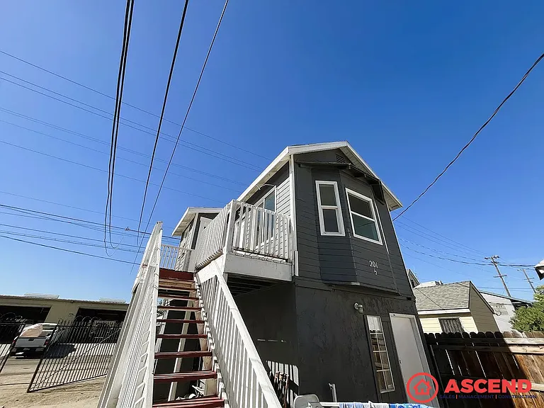 201 Truxtun Ave — Photo 6