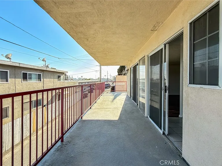810 E Grand Ave — Photo 30