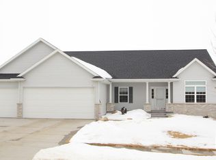 1100 Black Granite Rd NW, Cedar Rapids, IA 52405