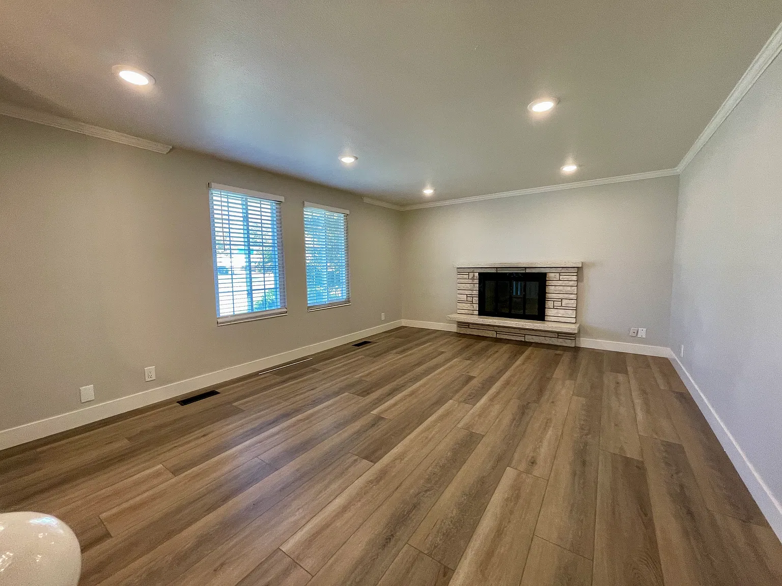 5 bed, 2.5 bath, 2555 sqft, $2,600 — Photo 3