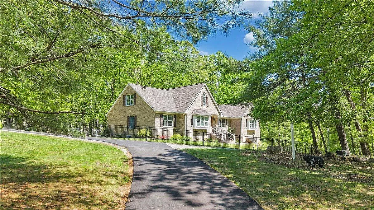 6 bed, 4519 sqft, $4,000 — Photo 2