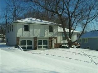 7123 NW Edge Hill Rd, Parkville, MO 64152