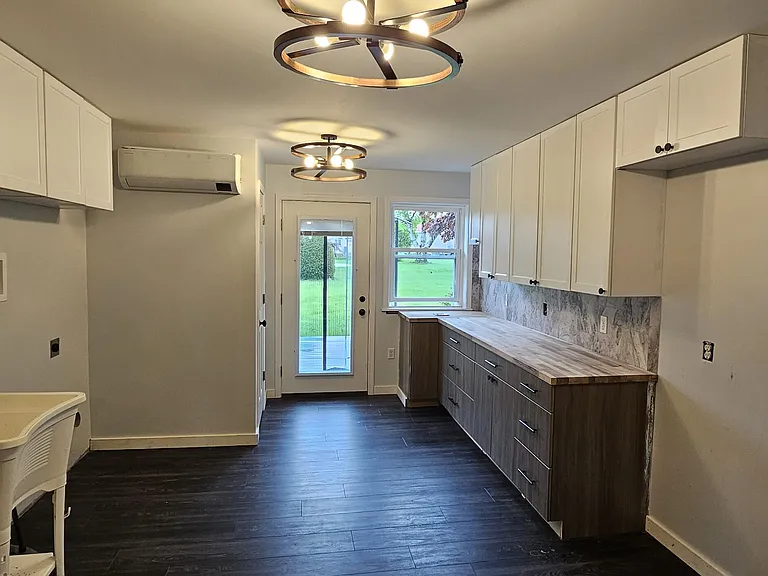 602 E Market St — Photo 23