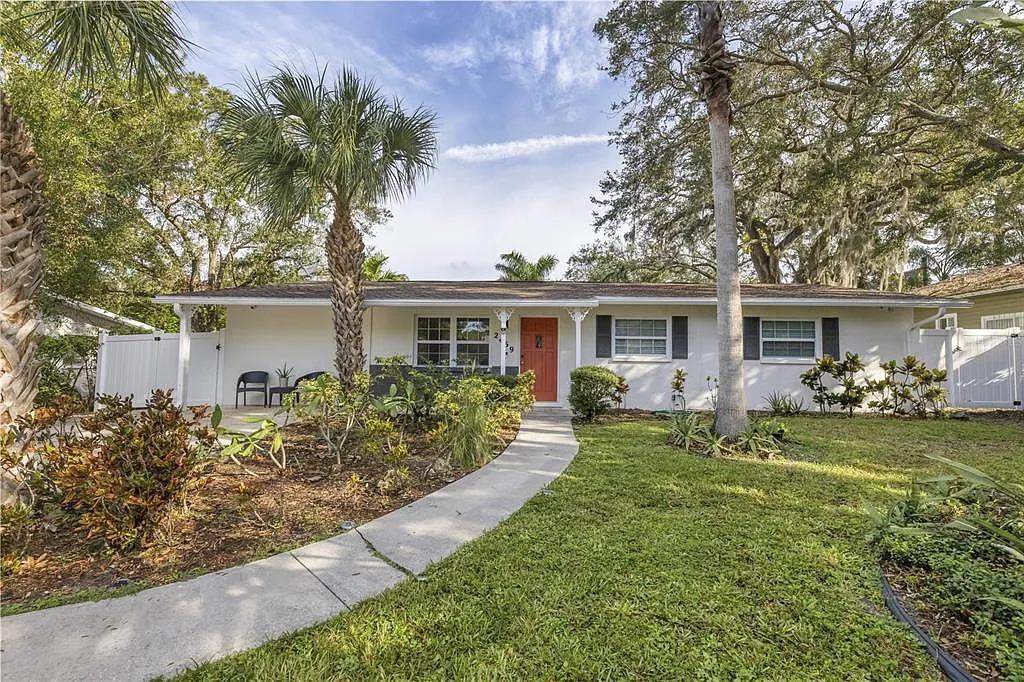 4 bed, 2.0 bath, 1760 sqft, $4,400 — Photo 1