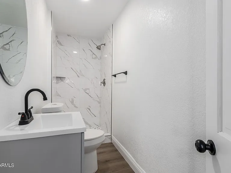 723 E Sunnyslope Ln — Photo 17
