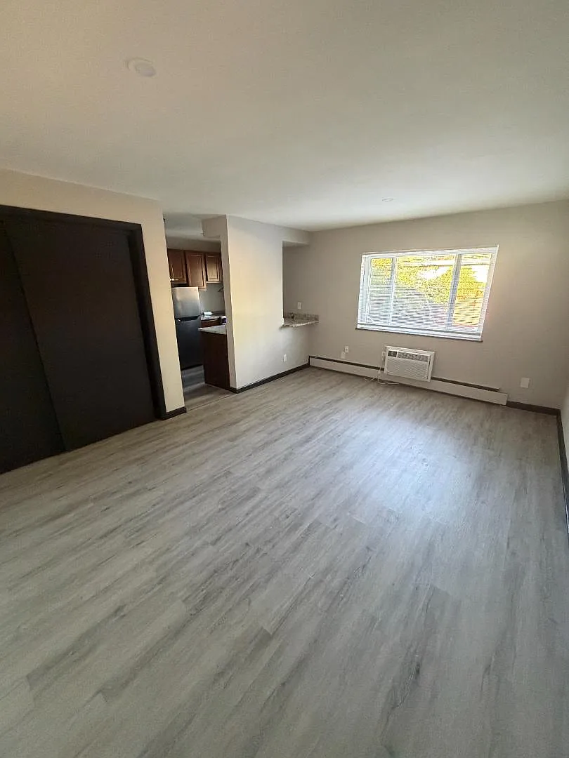 1352 Clarence Ave - 25 — Photo 2