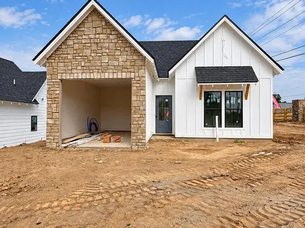 2 Nelli St, Phenix City, AL 36870