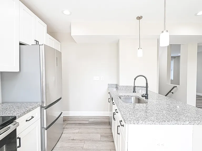 2823 Ashland Ave — Photo 5