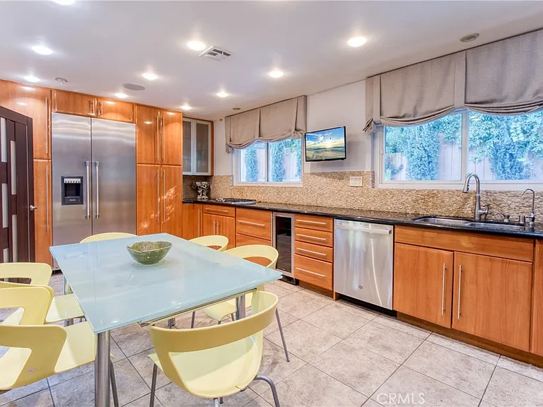 7796 Skyhill Dr — Photo 10