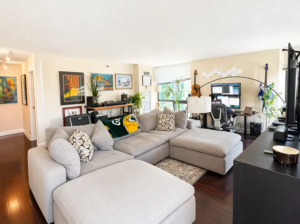 70 W Huron St APT 1303, Chicago, IL 60654