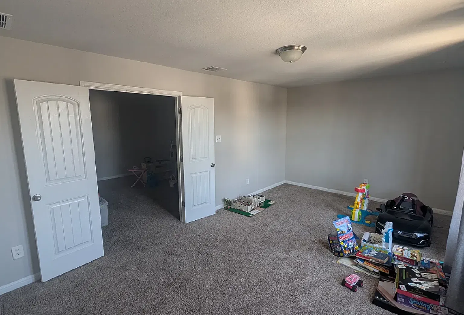 Spacious Lovely Home w/Backyard — Photo 2