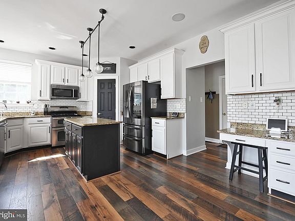 3rd image of 301 Creek View Ct