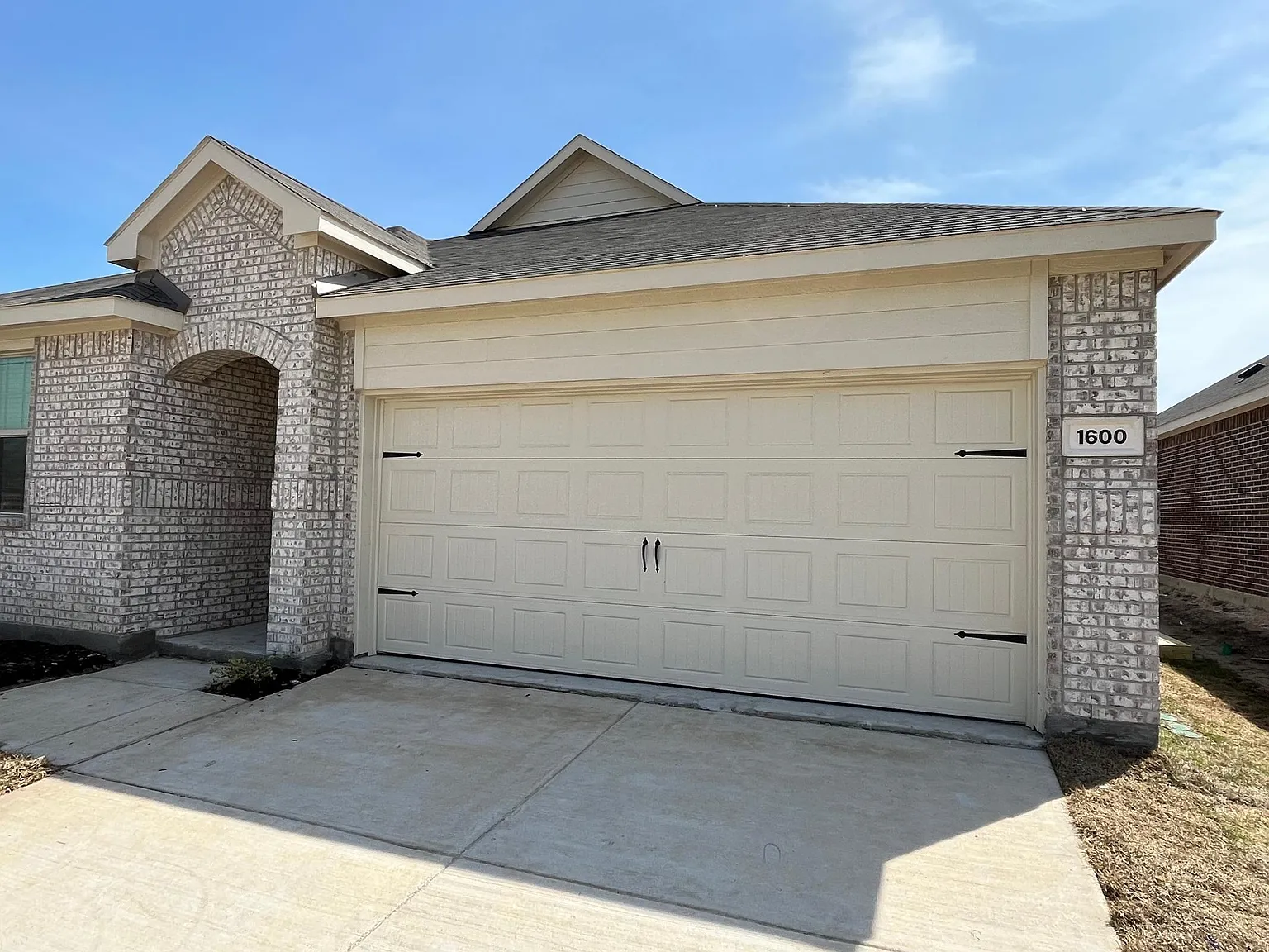 4 bed, 1996 sqft, $2,800 — Photo 2