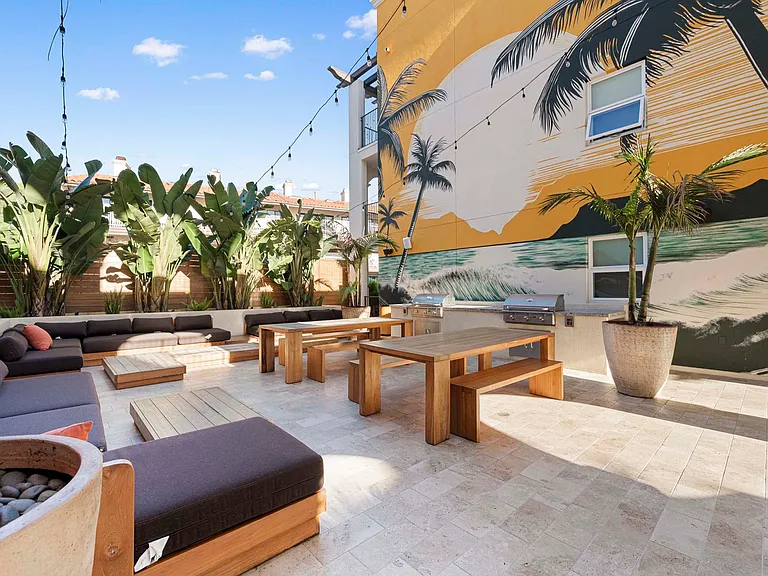 Eddy Redondo Residences — Photo 27