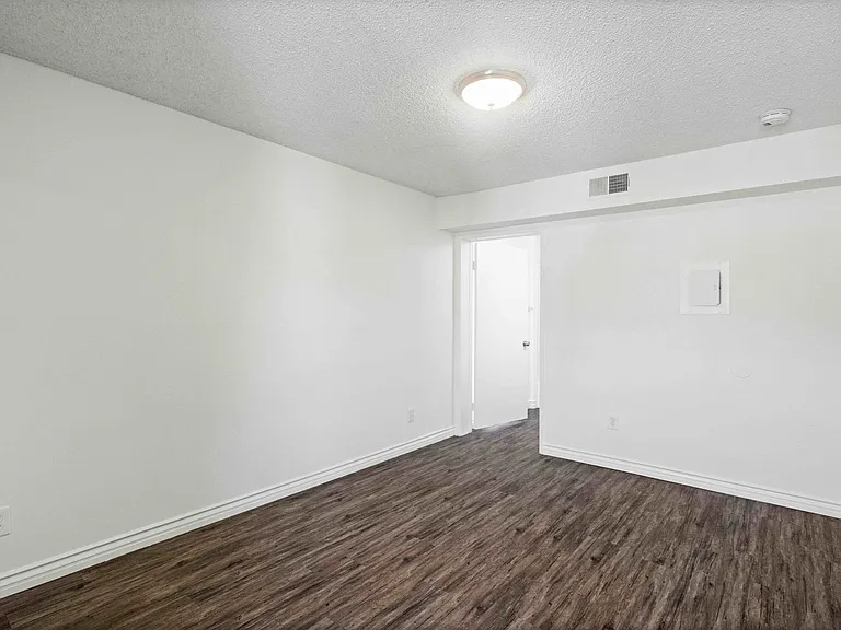1725 Grismer Ave — Photo 10