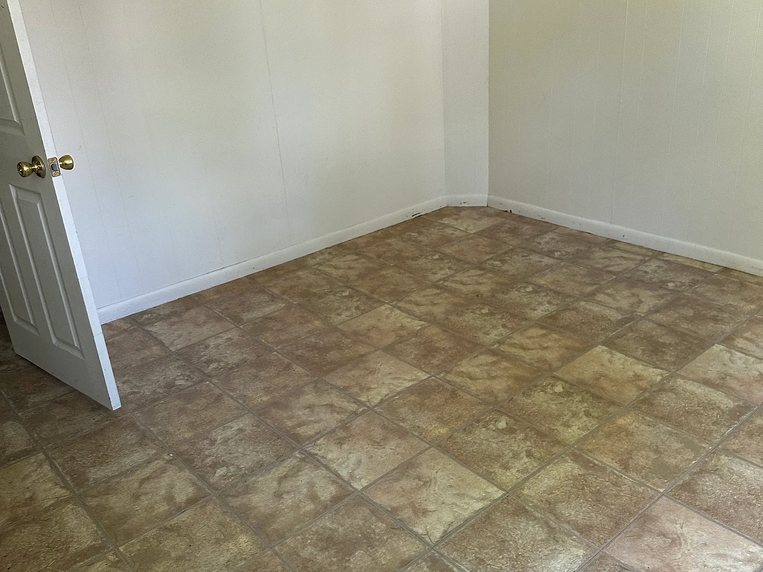 3 bed, 1200 sqft, $1,100 — Photo 2