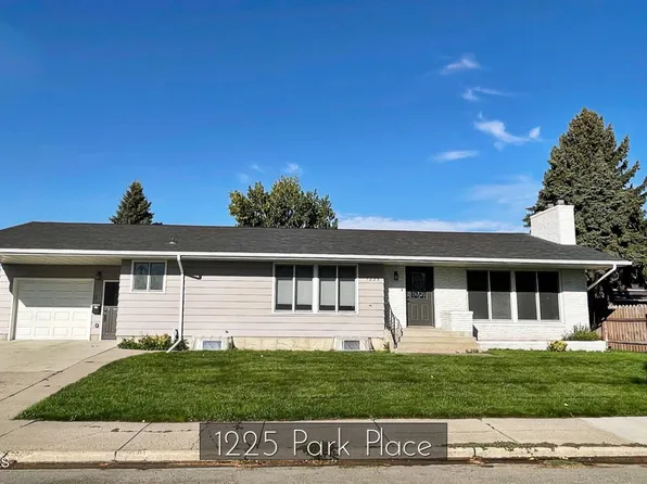 1225 Park Pl, Williston, ND 58801