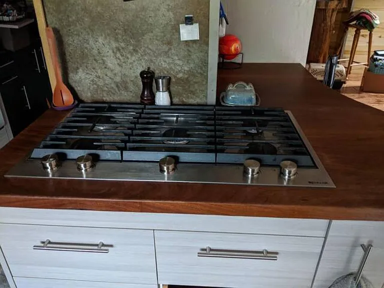 Shared kitchen 5 burner gas stove
