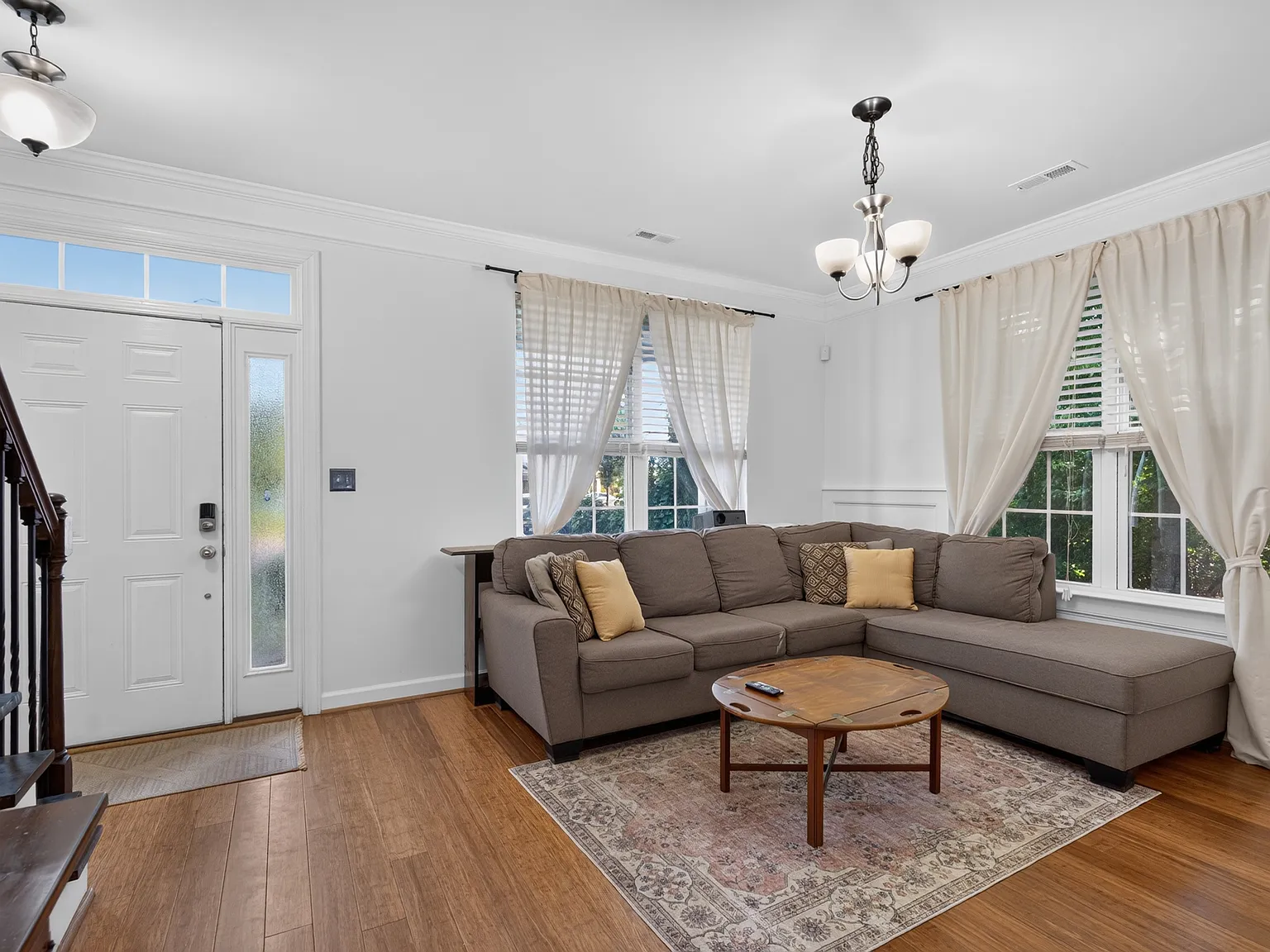 4 bed, 2.5 bath, 2032 sqft, $2,800 — Photo 3
