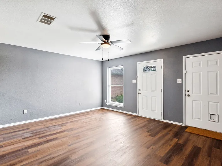 1502 Sharron Ct — Photo 10