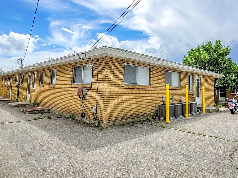 355 E Pages Ln — Photo 17
