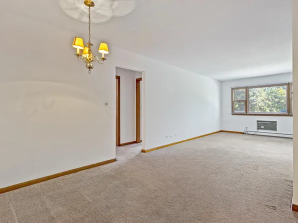 125 N Hayward St, Woodstock, IL 60098