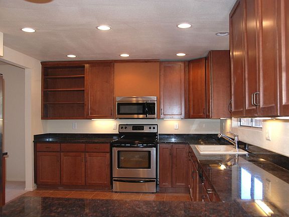 Granite counters, SS appliances