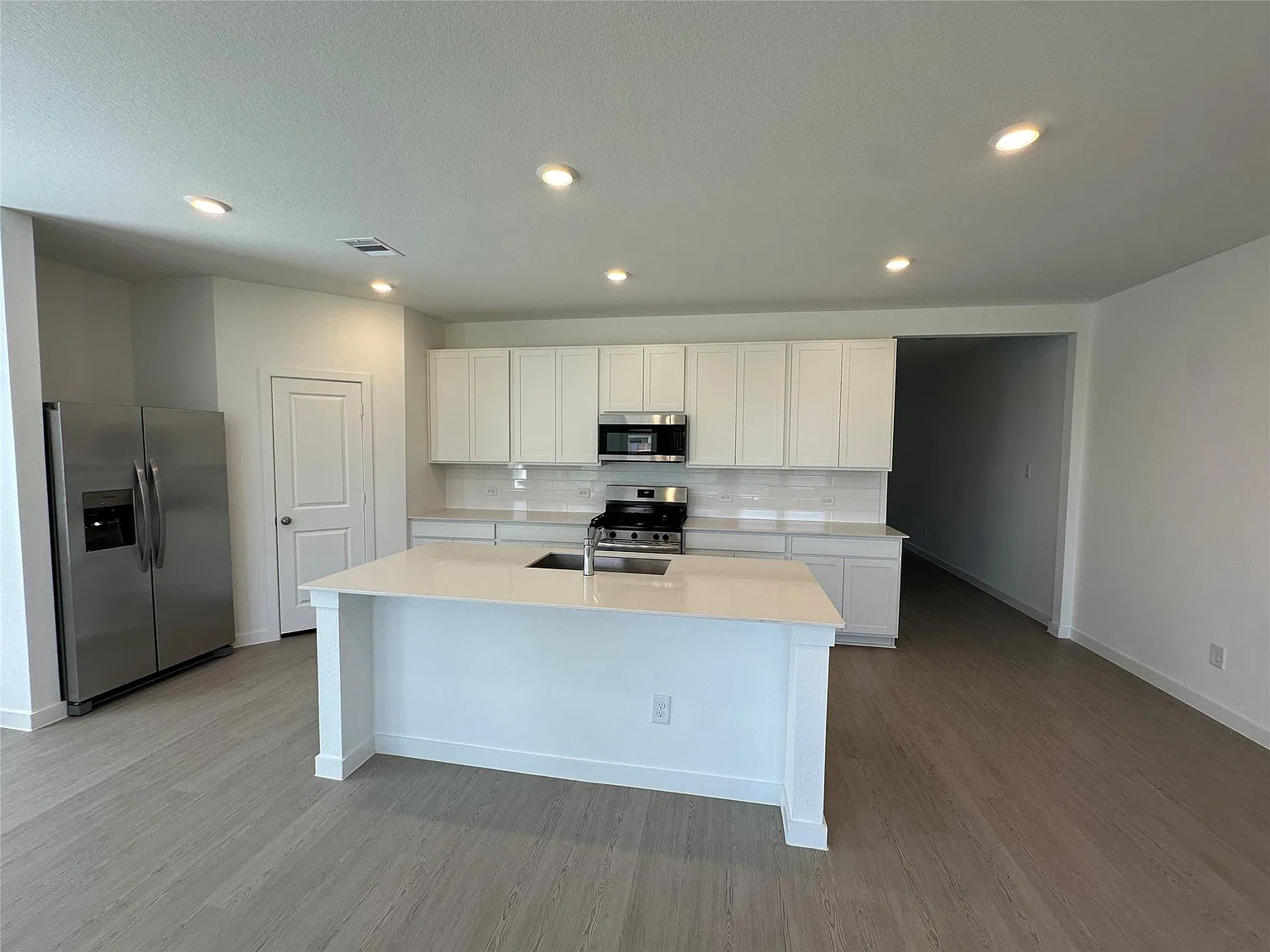 5 bed, 4.0 bath, $3,200 — Photo 1